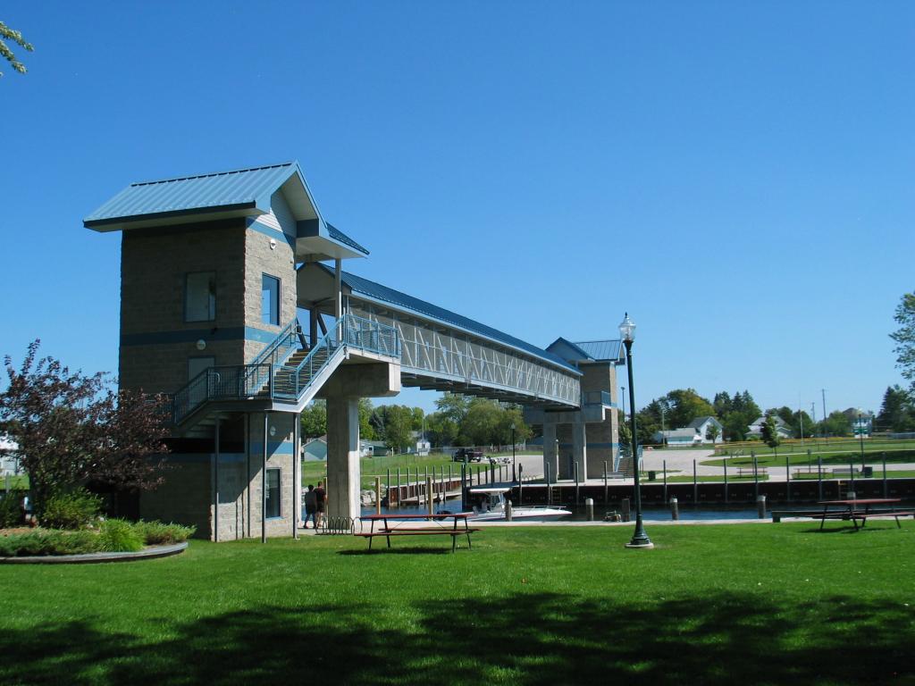 pedestrian_bridge_cheboygan.jpg pedestrian_bridge_cheboygan.jpg